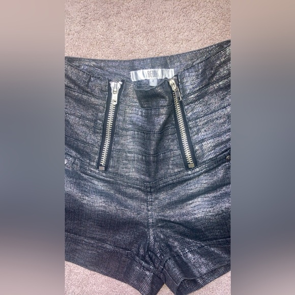 Cute double zipper shorts - Picture 3 of 3